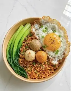Hình ảnh Mì trộn truyền thống (Ốp la + cá viên)