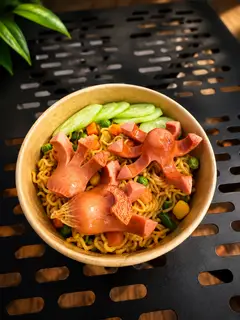 Hình ảnh Mì trộn Indomie xúc xích