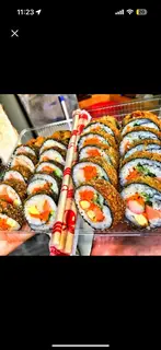 Hình ảnh 2 thanh kimbap chiên xù kèm kim chi HQ