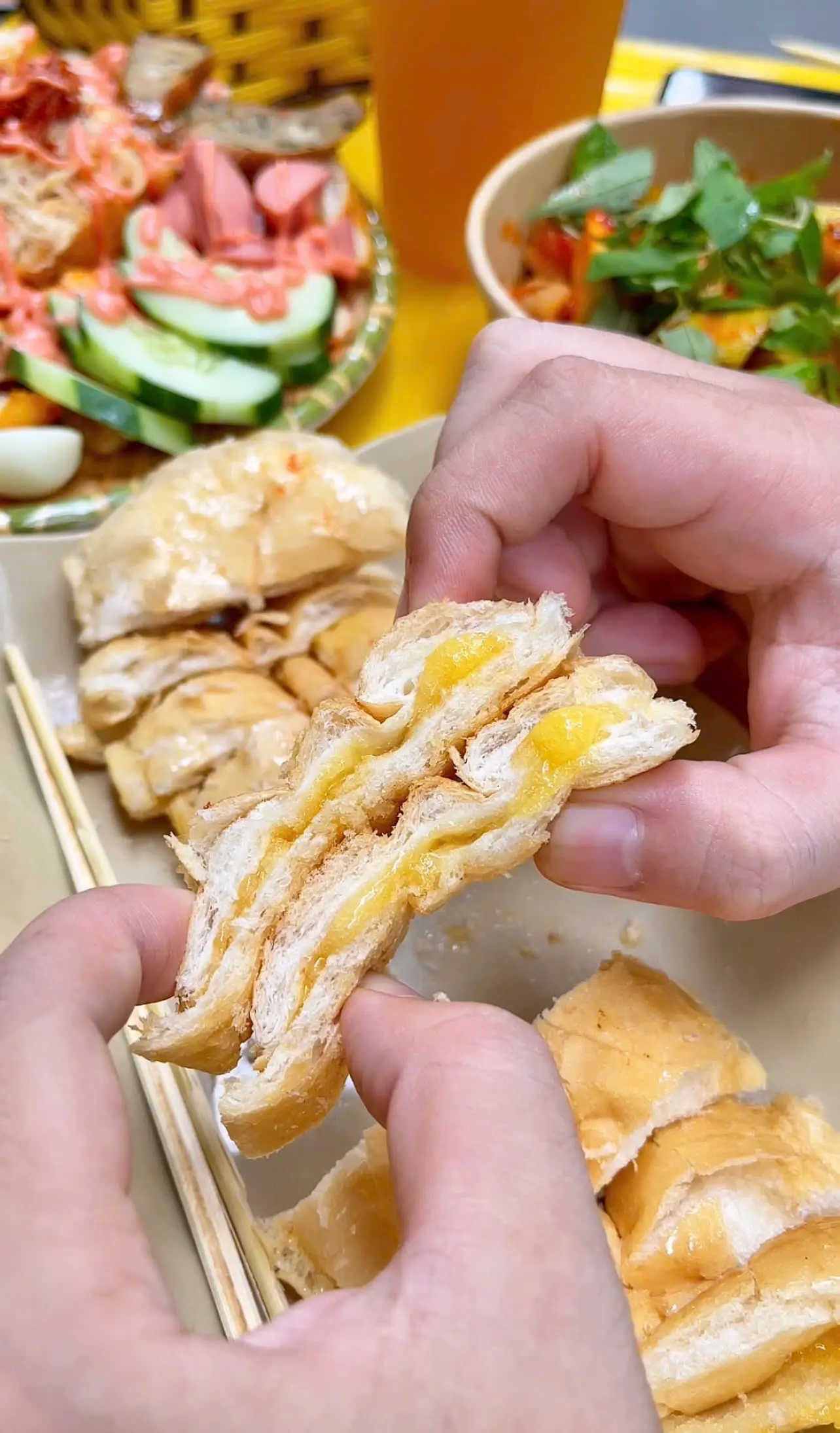 Hình ảnh Bánh mì sốt bơ mật ong