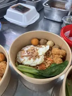Hình ảnh Mì trộn cơmbo 1 (gà viên, ốp la, cá viên) 