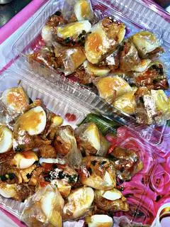 Hình ảnh Bánh tráng phơi sương cuốn tóp mỡ - trứng lòng đào