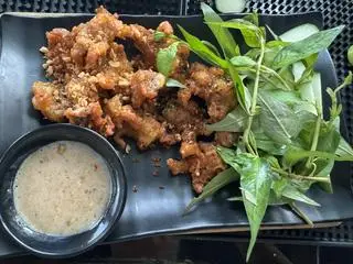 Hình ảnh Chân gà chiên giòn bơ tỏi ( rút xương)