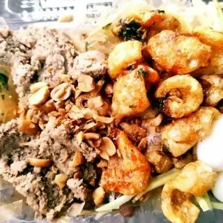 Hình ảnh Bánh tráng trộn thập cẩm 3 (tóp mỡ, da gà, da heo) trứng cút lòng đào