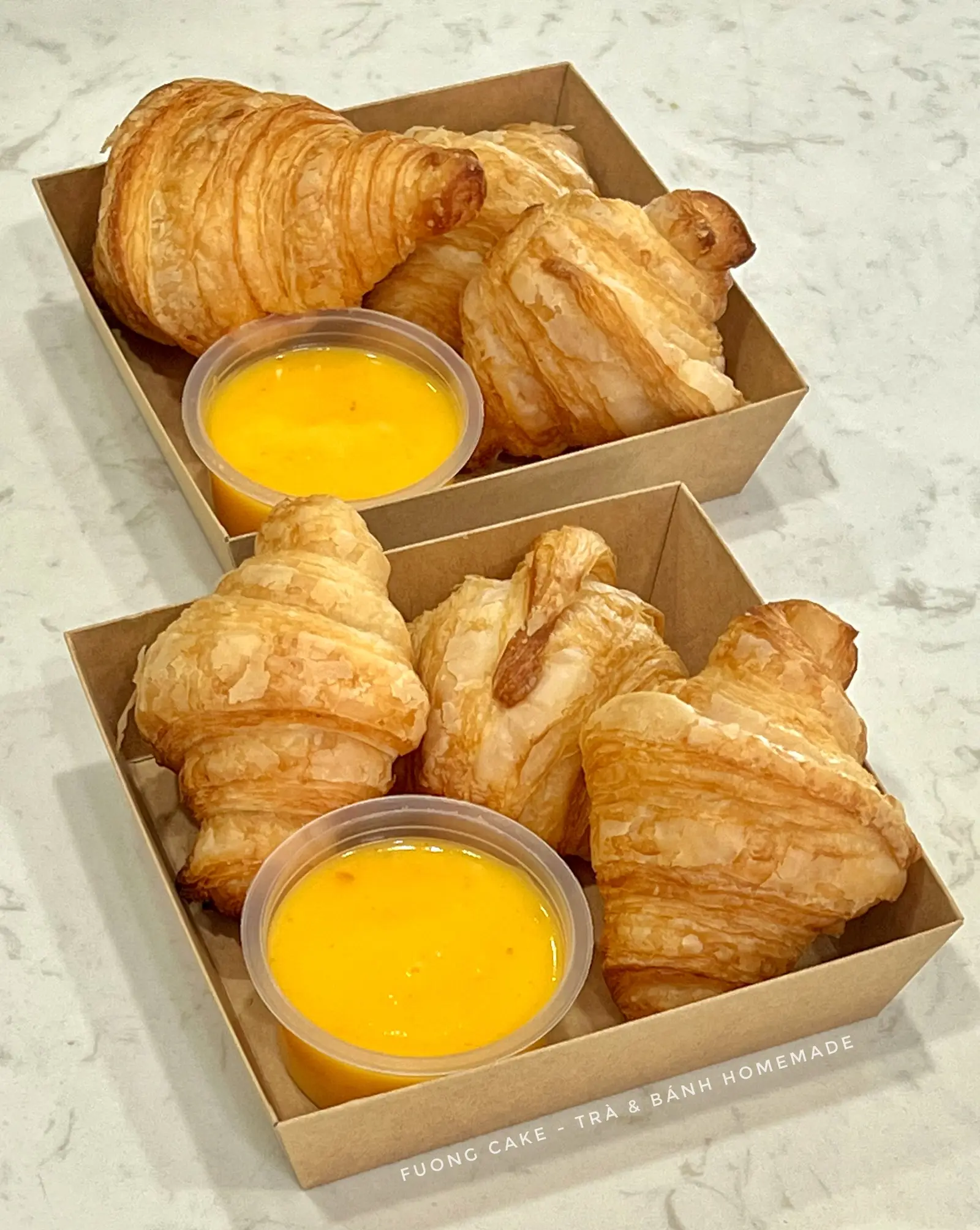 Hình ảnh Bánh croissant chấm sốt