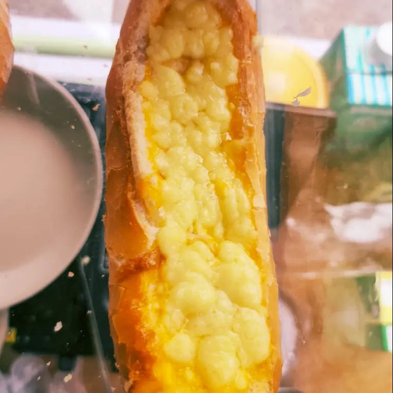 Hình ảnh Bánh mì nướng phô mai trứng muối kéo sợi