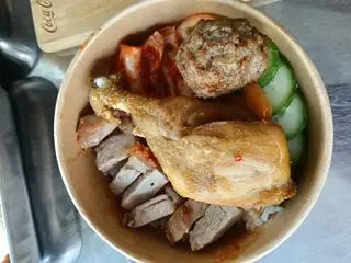 Hình ảnh Cơm đùi gà+heo quay+1 thịt viên chiên 
