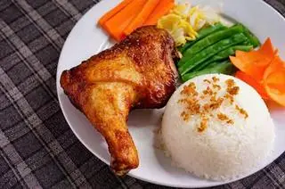 Hình ảnh Cơm Trắng Gà Góc Tư Chiên Nước Mắm
