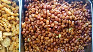 Hình ảnh cơm sườn non sả+ đậu phộng ram 