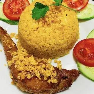Hình ảnh Cơm gà mắm tỏi đùi