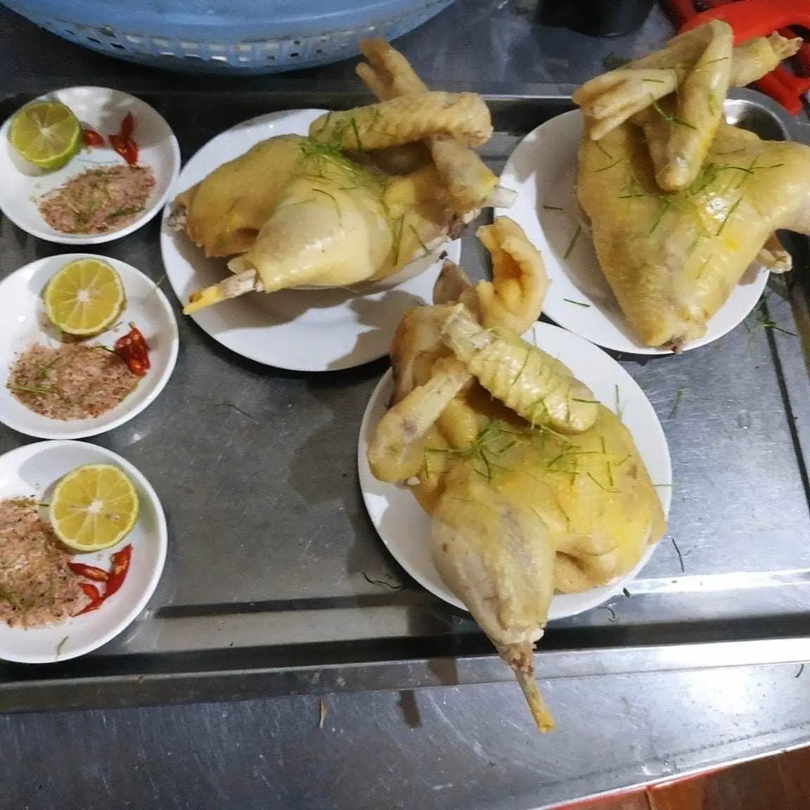 Hình ảnh gà luộc 1 con + sốt chấm 