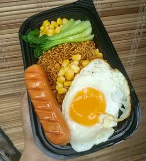Hình ảnh mì trộn indo trứng và xúc xích