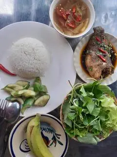 Hình ảnh cơm cá rô kho tặng rau sống