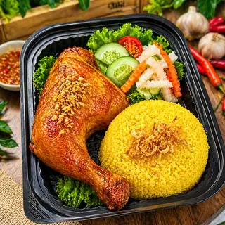 Hình ảnh CƠM GÀ đùi SIÊU TO Nhúng sốt MẮM TỎI