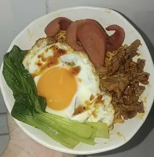Hình ảnh Mì Trộn Indomie - Trứng, Xúc Xích, Bò
