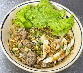 Hình ảnh Gà xé + Bò viên