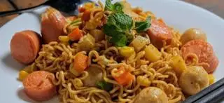 Hình ảnh Mỳ koreno thập cẩm + coca 