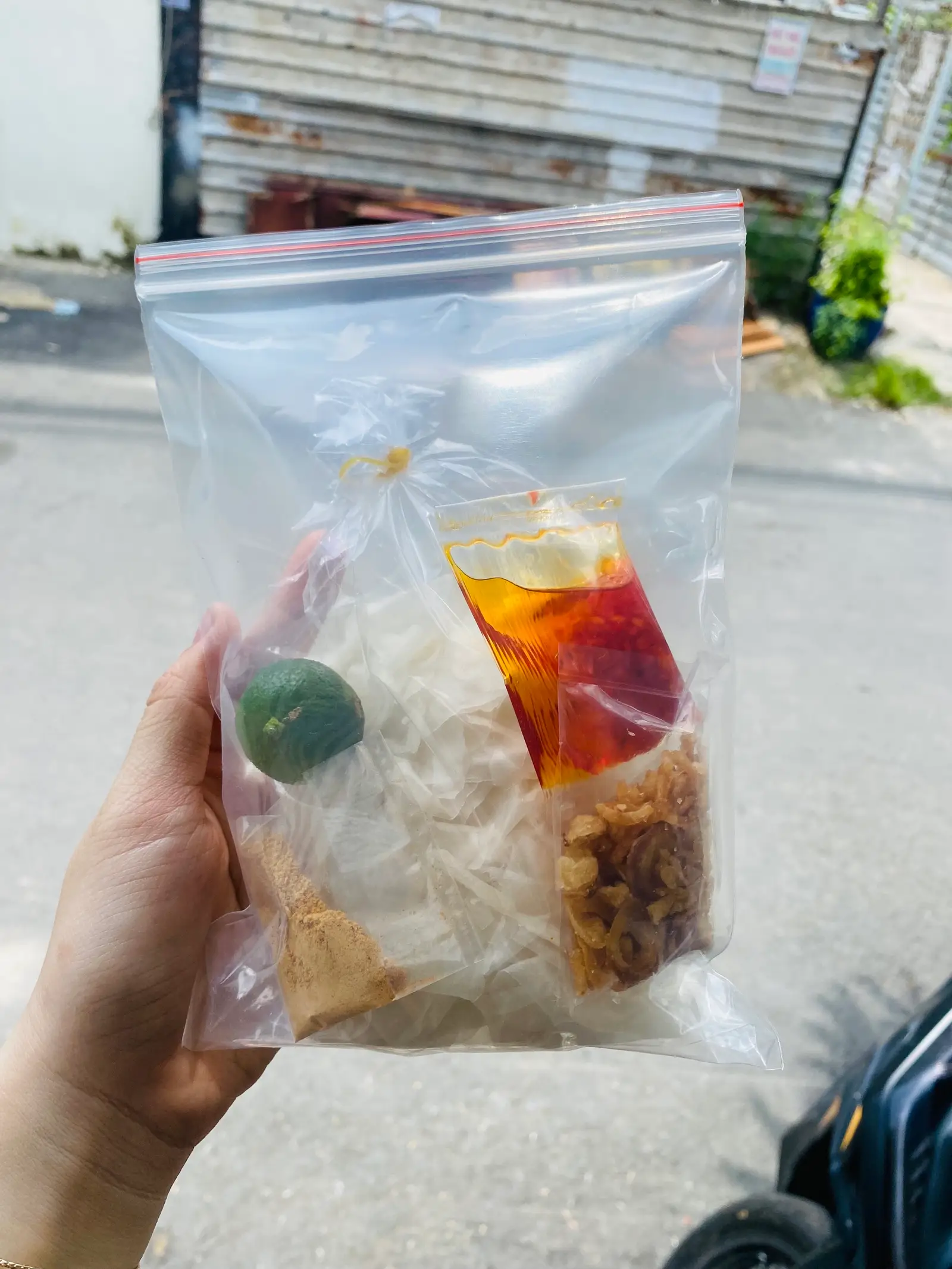 Hình ảnh Bánh tráng phơi sương muối sặc