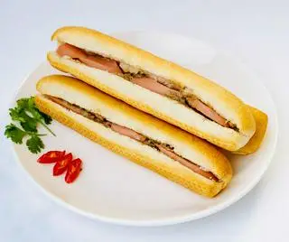 Hình ảnh Bánh mì que xúc xích