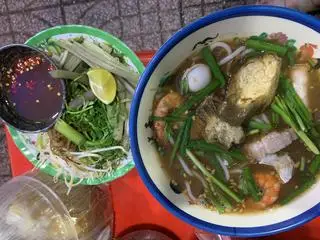 Hình ảnh Bún mắm tô đặc biệt có Cá diêu hồng 