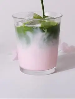 Hình ảnh Matcha latte hoa anh đào