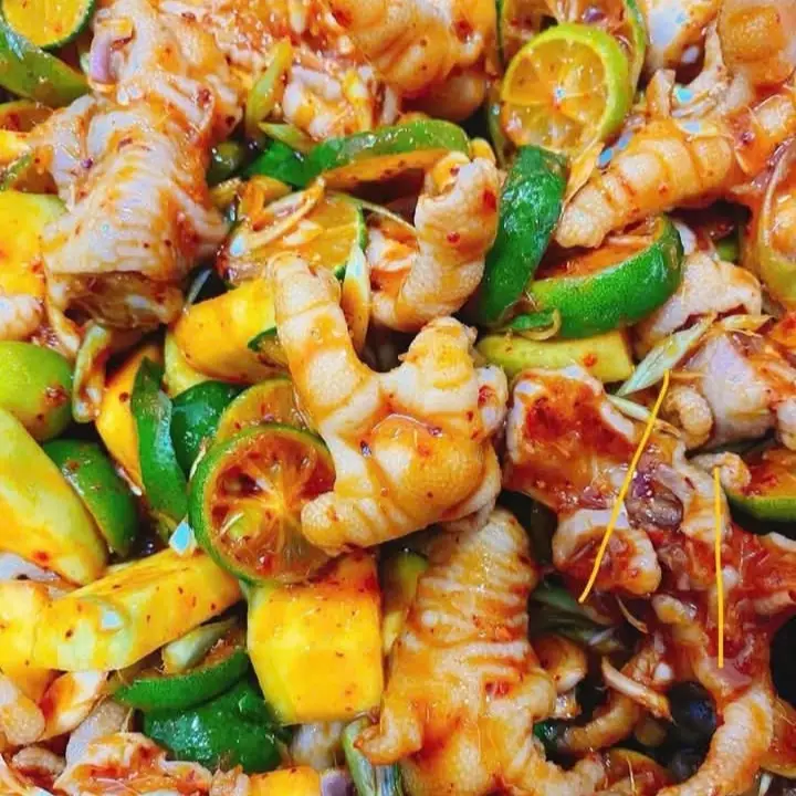 Hình ảnh Chân gà rút xương sốt thái - phần vừa