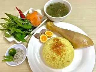 Hình ảnh Cơm đùi gà ta trứng non luộc