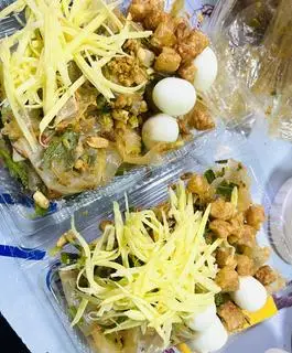 Hình ảnh Bánh tráng trộn mỡ hành 3 trung cút,   tóp mỡ , da heo mắm tỏi 