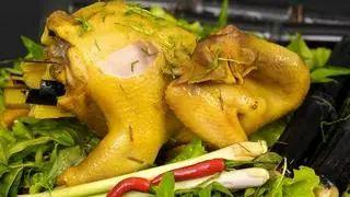 Hình ảnh nguyên con gà hấp hành