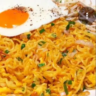 Hình ảnh Mì xào với sốt ngon kèm trứng ốp la