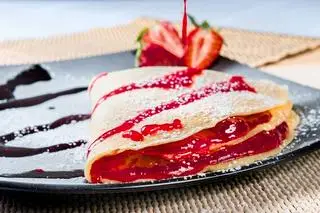 Hình ảnh Bánh crepe dâu tây