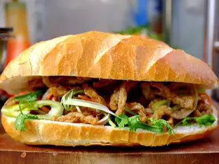 Hình ảnh Bánh mì chả cá nóng