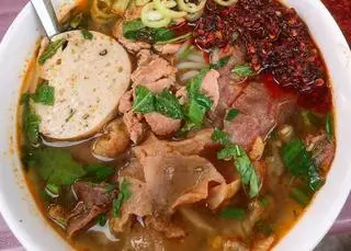 Hình ảnh Bún bò tái + nạm + gân + bò viên + chả 