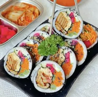 Hình ảnh Gimbap chả cá sốt cay