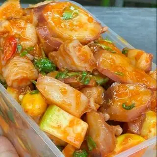 Hình ảnh Chân Gà Mix Râu Bạch Tuộc Sốt Thái