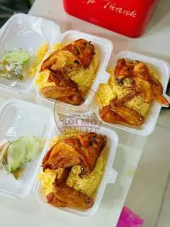Hình ảnh Cơm gà xối mỡ cánh ức góc tư