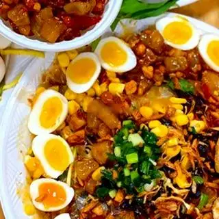 Hình ảnh Bánh tráng tóp mỡ thịt Xay trứng cút lòng đào