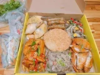 Hình ảnh Gà Mẹt Đặc Biệt :1 Con Gà quay +1/2 Gà Luộc +xôi Chim Câu+ nộm +bê Xào Xả +lòng Mề Xào +nem Ran+rau thơm nước chấm 