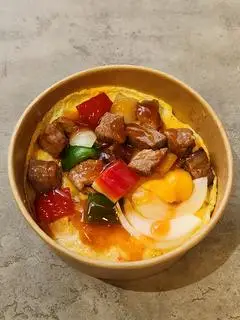Hình ảnh cơm bò lúc lắc phủ trứng