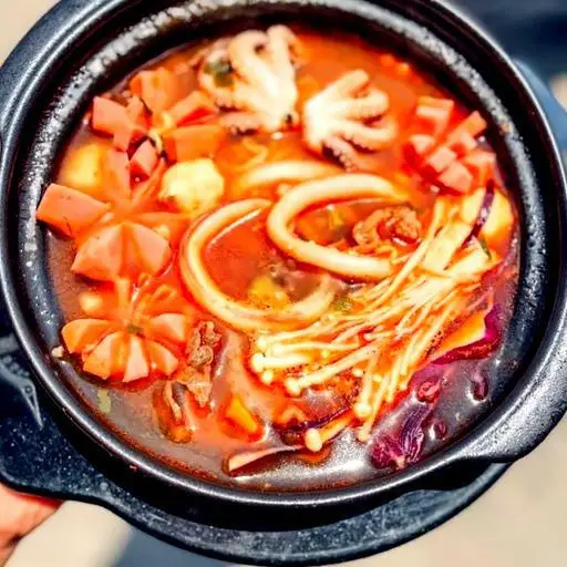 Hình ảnh Mì cay kim chi full topping - suất đặc biệt