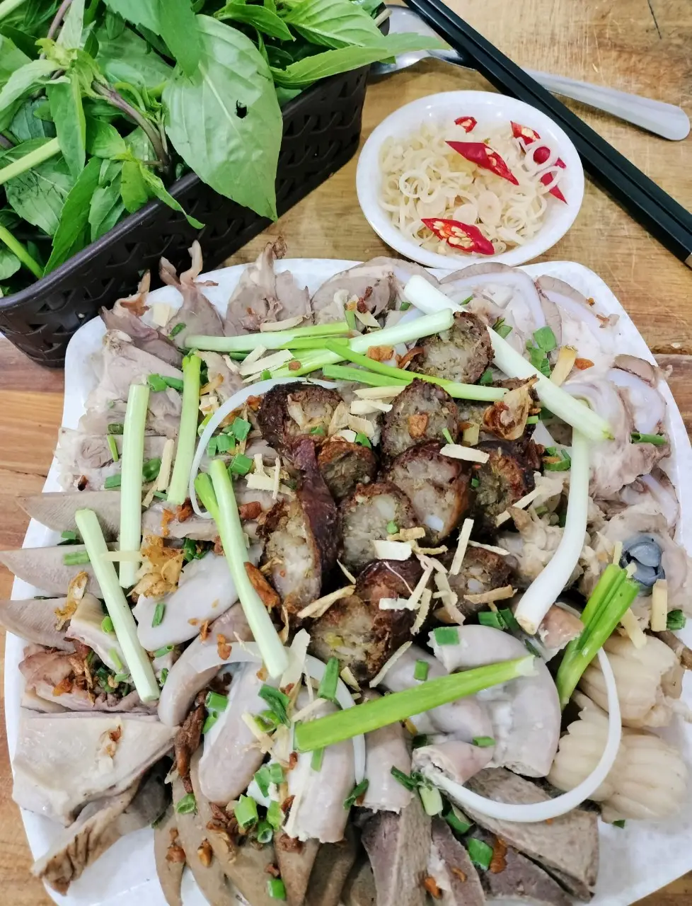 Hình ảnh Combo 3 - 1 Dĩa Lòng Lớn - 1 Má Heo - 1 Cháo Huyết+2banh quẩy 