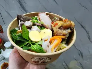 Hình ảnh Bánh ướt xá xíu. lòng gà trứng non. đùi gà rim bơ tỏi 