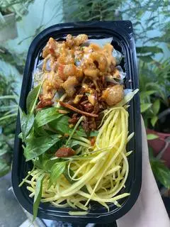 Hình ảnh Bánh tráng phơi sương cuốn lắc khô bò