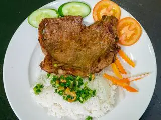 Hình ảnh Cơm sườn cốt lết nướng