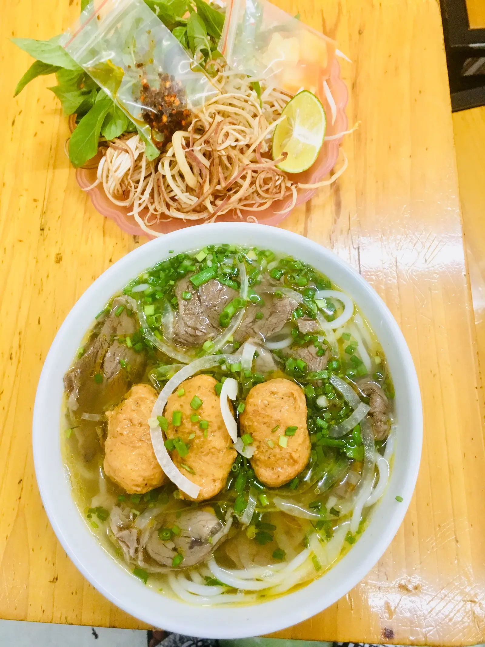 Hình ảnh bún bò chả cua 