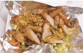 Hình ảnh MÌ TRỘN INDOMIE CÁ VIÊN+ NEM CHUA RÁN