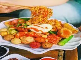 Hình ảnh sét : Mì trộn xúc xích + mì trộn thêm + 1 ly nước 