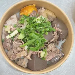 Hình ảnh Bún Bò Huế bỏ móng thay bằng tiết