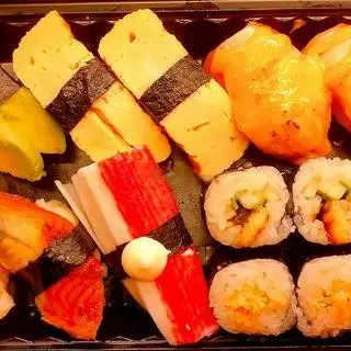 Hình ảnh Combo sushi cá hồi nướng tái