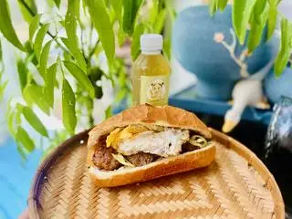 Hình ảnh Bánh Mì Thịt Nướng + Trứng + Nước Sâm Bông Cúc